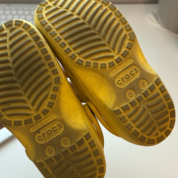 yellow crocs - Picture 2 of 5